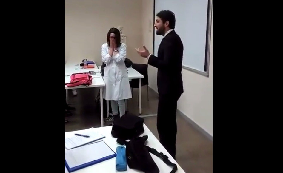 #VideoViral Una profesora estalla de amor con este pedido de matrimonio | Redes