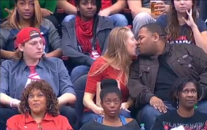 Video: su novio prefirió una cerveza helada y ella besó a un desconocido | Redes