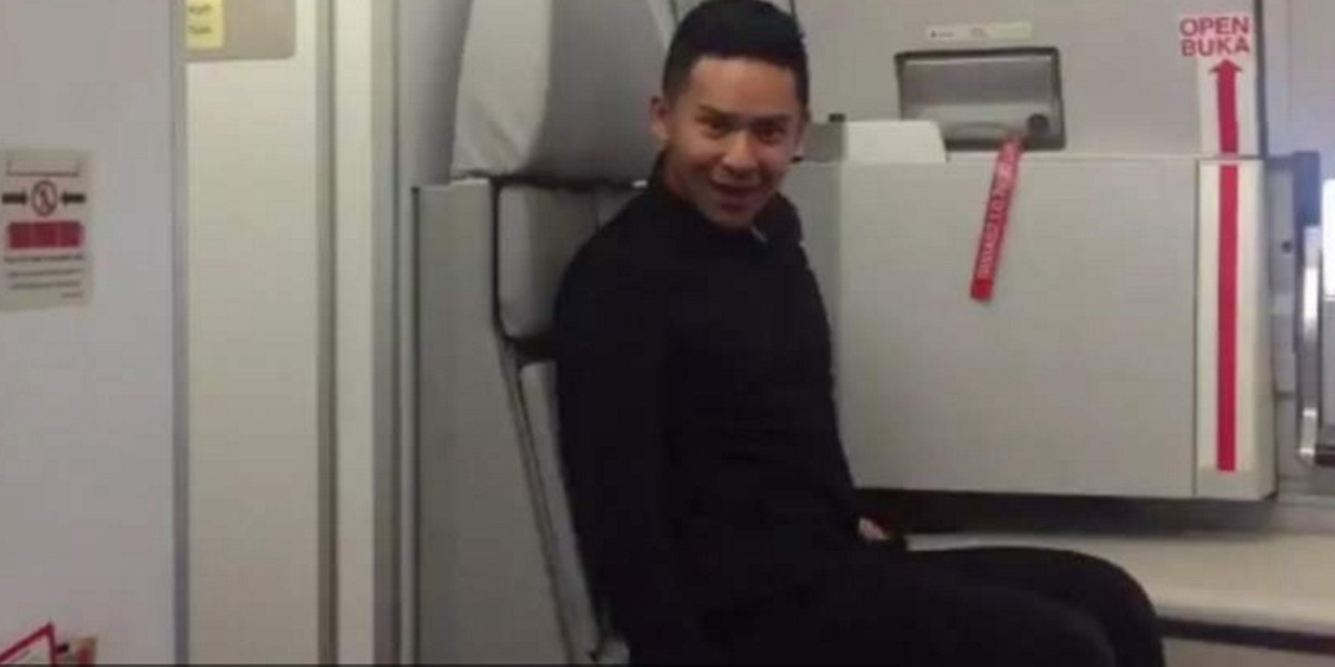 Un auxiliar de vuelo imitó a Britney Spears y causó furor en las redes | Redes