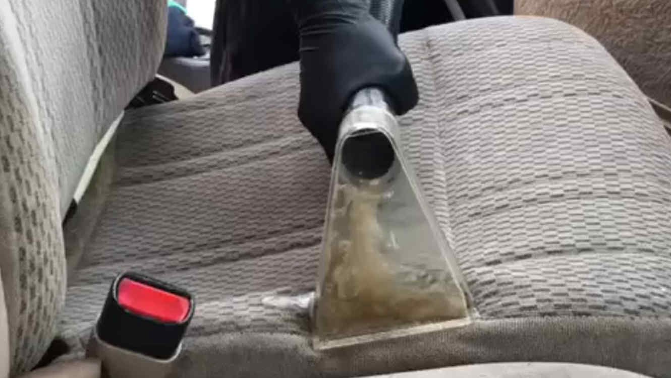 Video viral e hipnótico muestra la mugre del asiento de un auto al ser aspirado | Redes