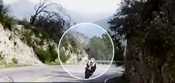 Video: motociclista cayó al precipicio tras seguir de largo en una curva | Redes