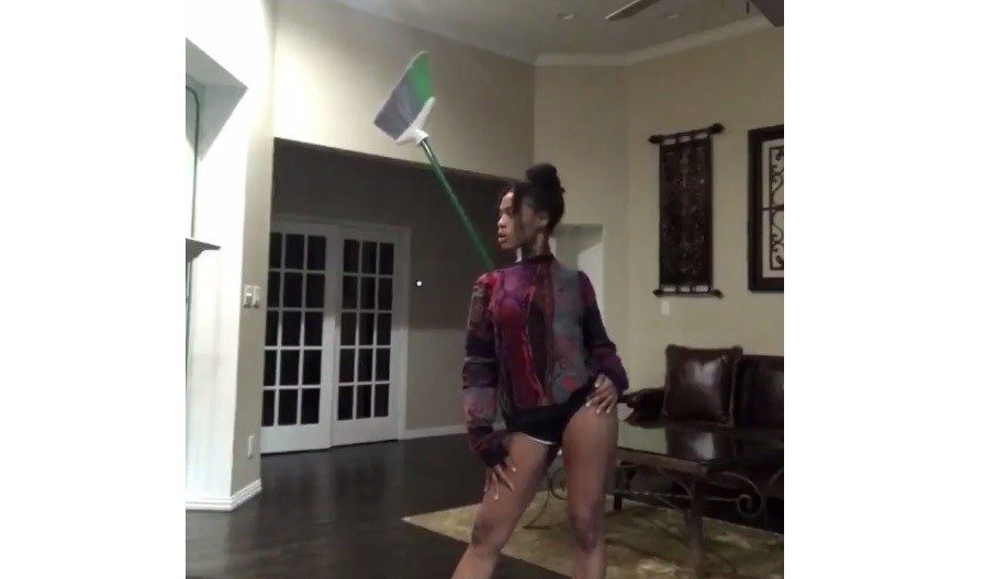 #EsViral La chica que diseñó sus atuendos para la Gala del MET con utensillos de su casa | Redes