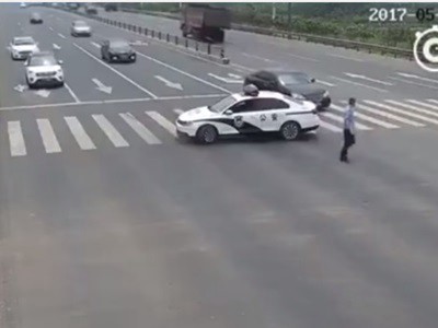 #EsViral insólita maniobra de un policía genera repercusiones a favor y en contra | Redes