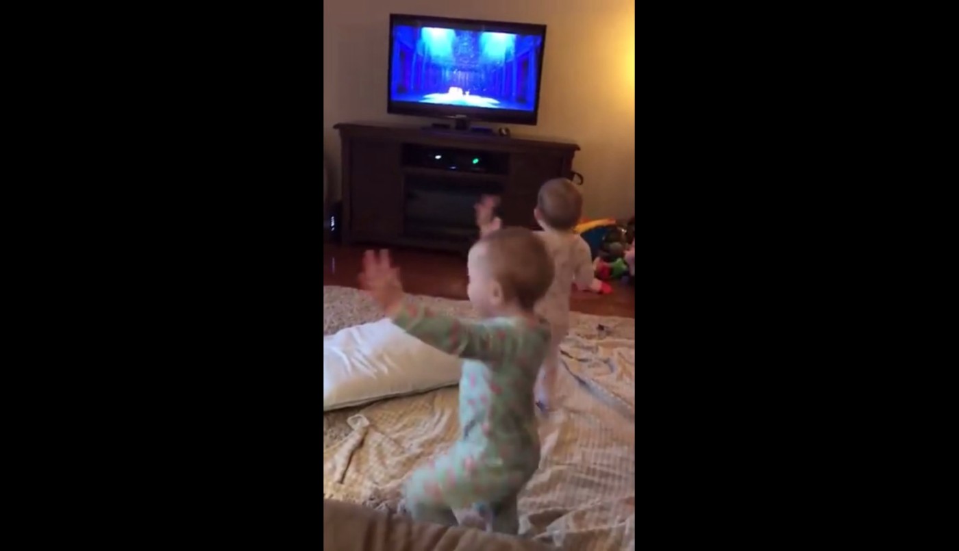 El video de las gemelas de dos años que reproducen una escena completa de Frozen | Redes