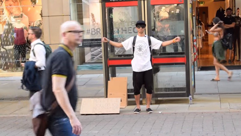 Video: Joven ofrece sus abrazos en Manchester para comprobar si la gente confía en los musulmanes | Redes