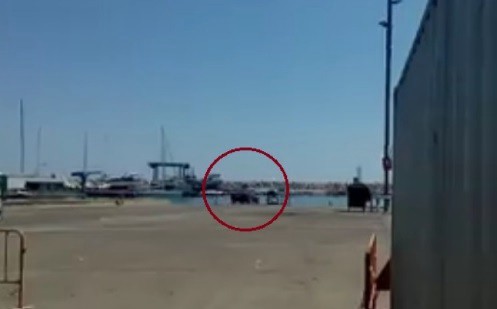 Video: mecánico tiró al agua el Mercedes de un cliente que le debía dinero | Redes