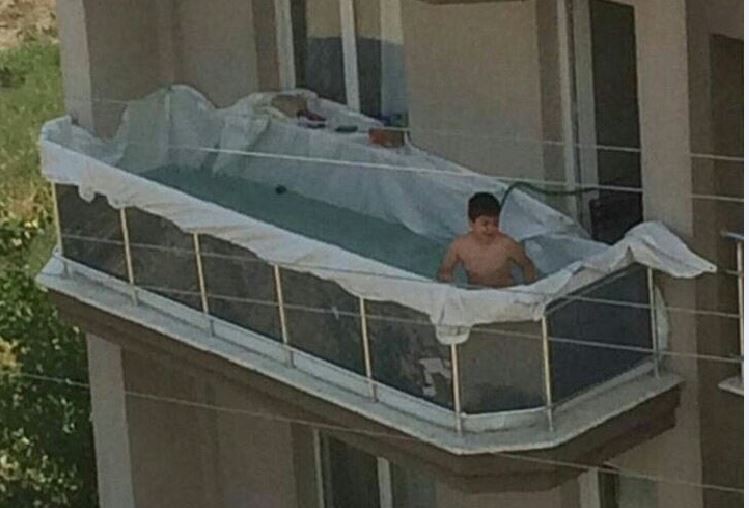 Para combatir el calor improvisó una pileta en el balcón y casi rompe internet | Redes
