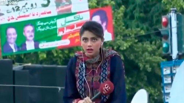 #EsViral Presentadora de TV que se desmaya y se cae de una grúa de la estaba transmitiendo en vivo | Redes