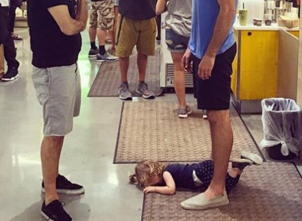 La lección viral de un padre ante el berrinche de su hija | Redes