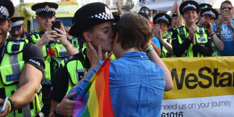 El emocionante pedido de matrimonio de una mujer a su novia policía durante la marcha del Orgullo Gay | Redes