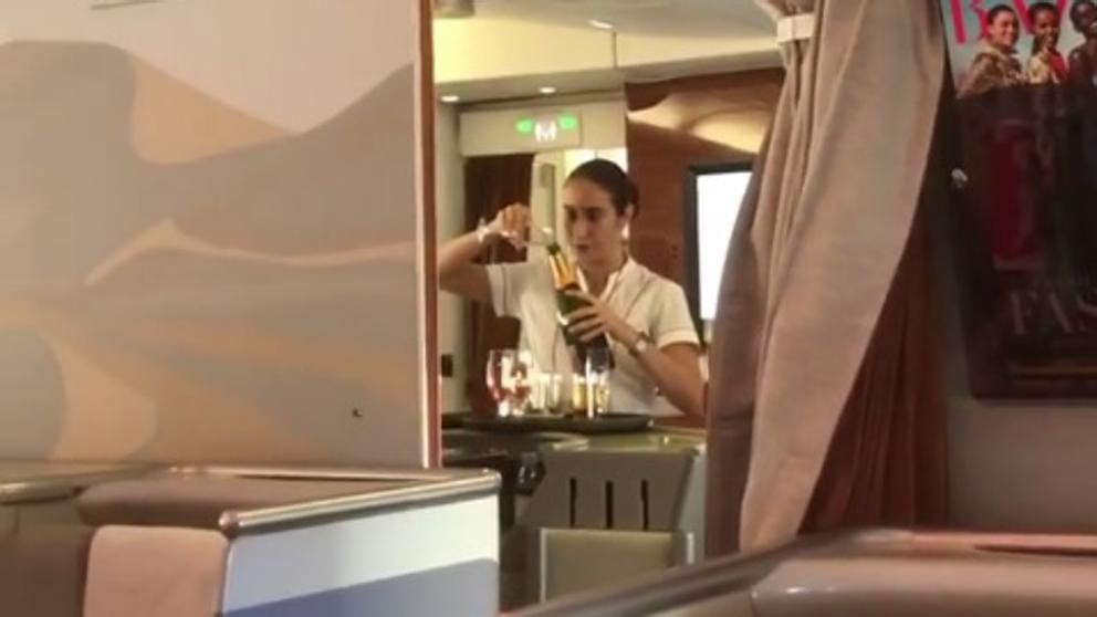 Un pasajero grabó a una azafata in fraganti reciclando copas de champagne | Redes