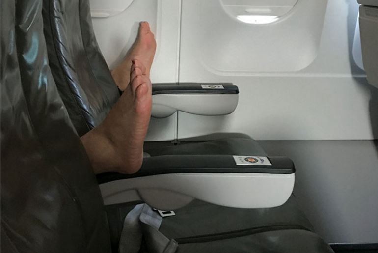 Una mujer subió una imagen del PEOR compañero de viaje que te puede tocar en un avión y la publicación explotó | Redes