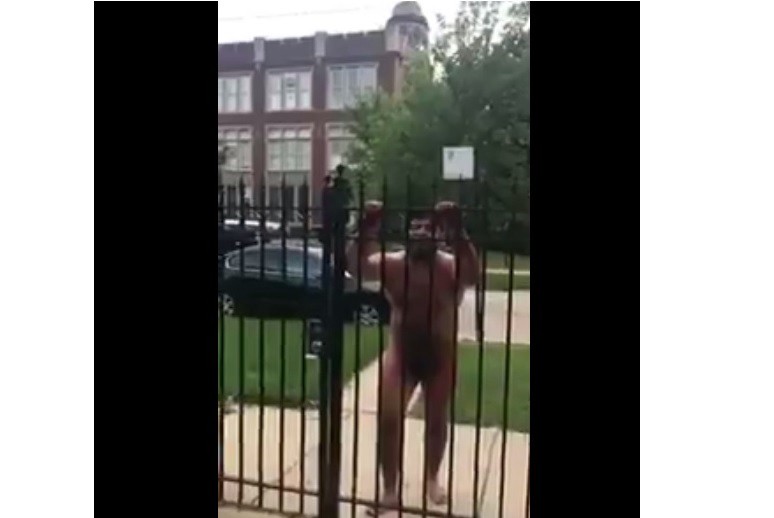 Chicago: Conmoción por el video que muestra a un hombre desnudo con el pene cortado gritando en la calle | Redes
