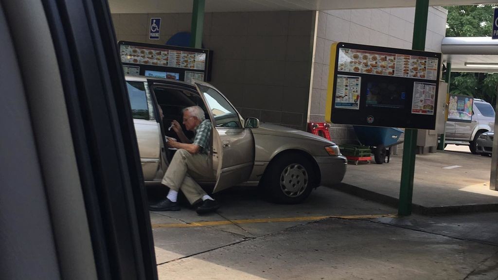 La demostración de amor de este anciano con su esposa | Redes