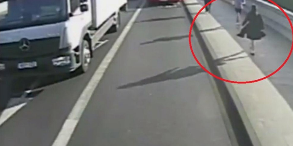 Un runner empujó a una mujer a la ruta: se salvó gracias a la increíble maniobra de un colectivo | Redes