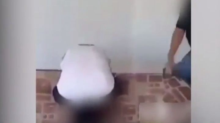 El viral que nos indigna: un hombre le dio una paliza a su hijo por llegar borracho a casa y lo publicó en Youtube | Redes