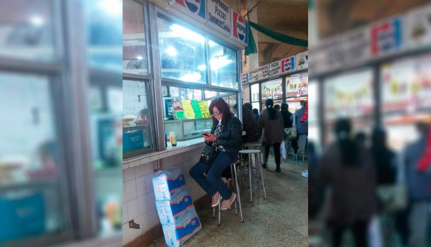La doble de Cristina Kirchner que come pizza al paso en Tucumán | Redes
