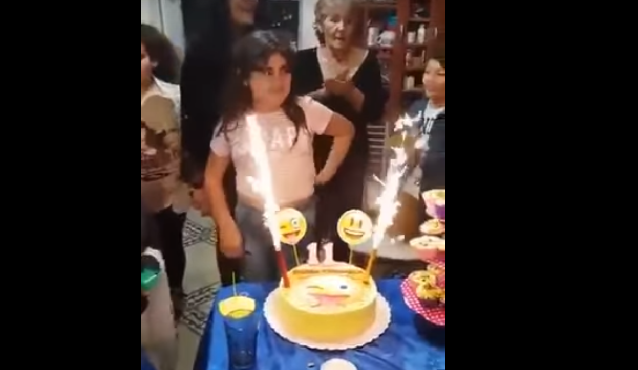 Cumpleaños trágico: una nena soplaba las velitas y se le prendió fuego el pelo | Redes