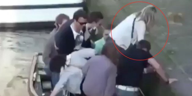 Blooper viral: a esta mujer se le hace difícil bajarse del bote | Redes