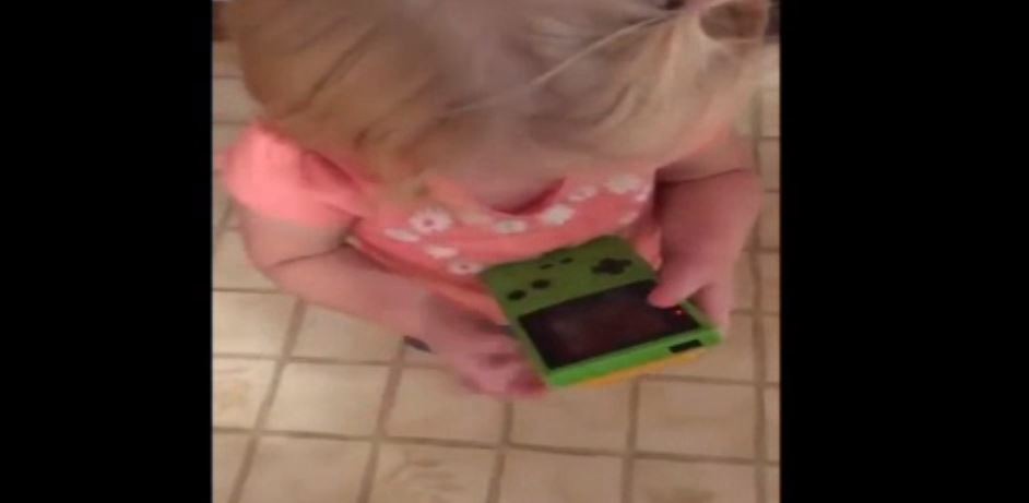 La divertida reacción de una nena al ver por primera vez una Game Boy | Redes
