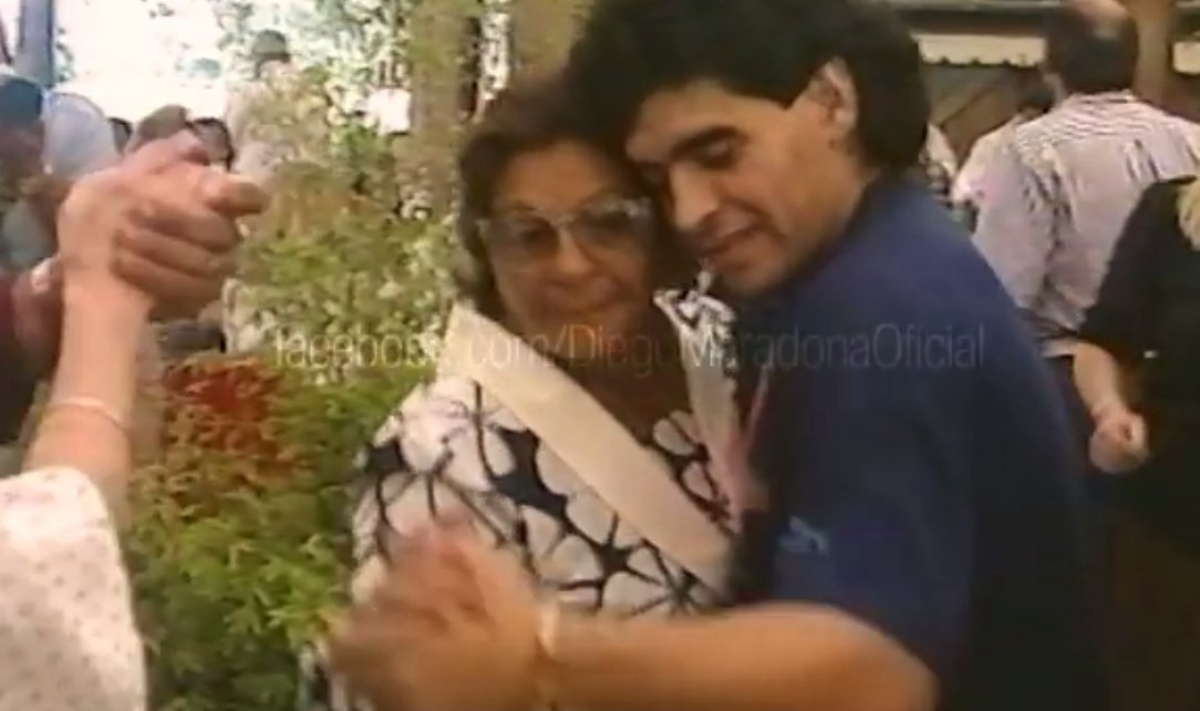 Día de la Madre: Diego Maradona recordó a "Doña Tota" con un emotivo video | Redes
