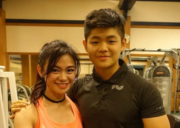 La increíble madre que parece la "hermana" de sus hijos | Redes