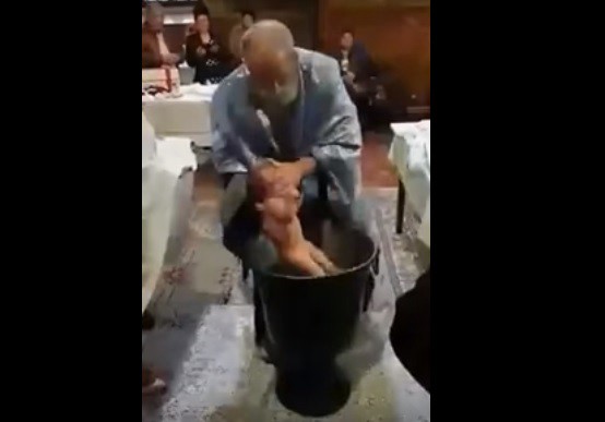 Video: indignación por un violento bautismo | Redes