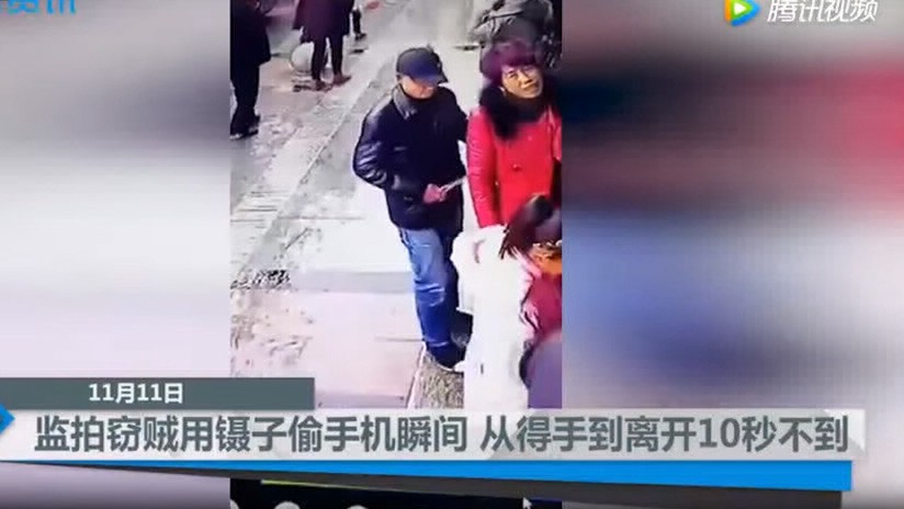 Este ladrón roba celulares en la calle usando un par de pinzas | Redes