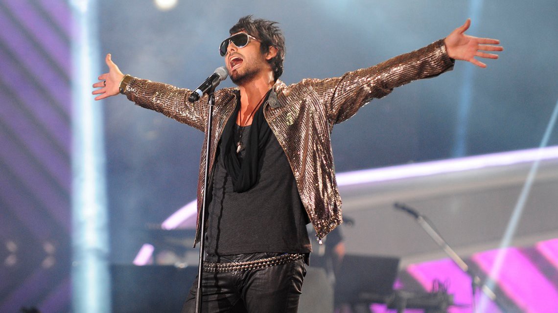 Video viral: Beto Cuevas se cayó por un hueco en pleno concierto | Redes