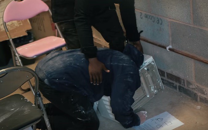 El youtuber que metió la cabeza con cemento adentro del microondas y tuvo que ser rescatado por los bomberos | Redes