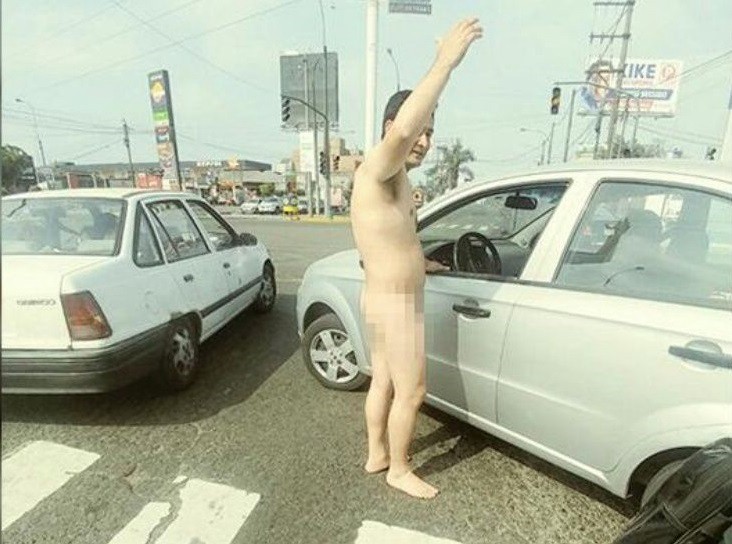 Detuvieron a un policía borracho que se desnudó en plena calle y agredió a una agente de tránsito | Redes