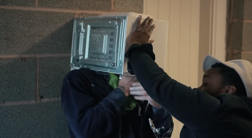 Un youtuber casi muere tras meter la cabeza en un microondas lleno de cemento | Redes