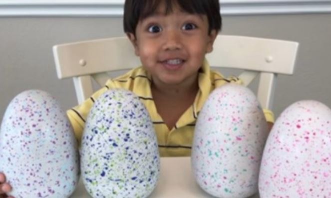 El youtuber de 6 años que ganó 11 millones de dólares por probar juguetes | Redes