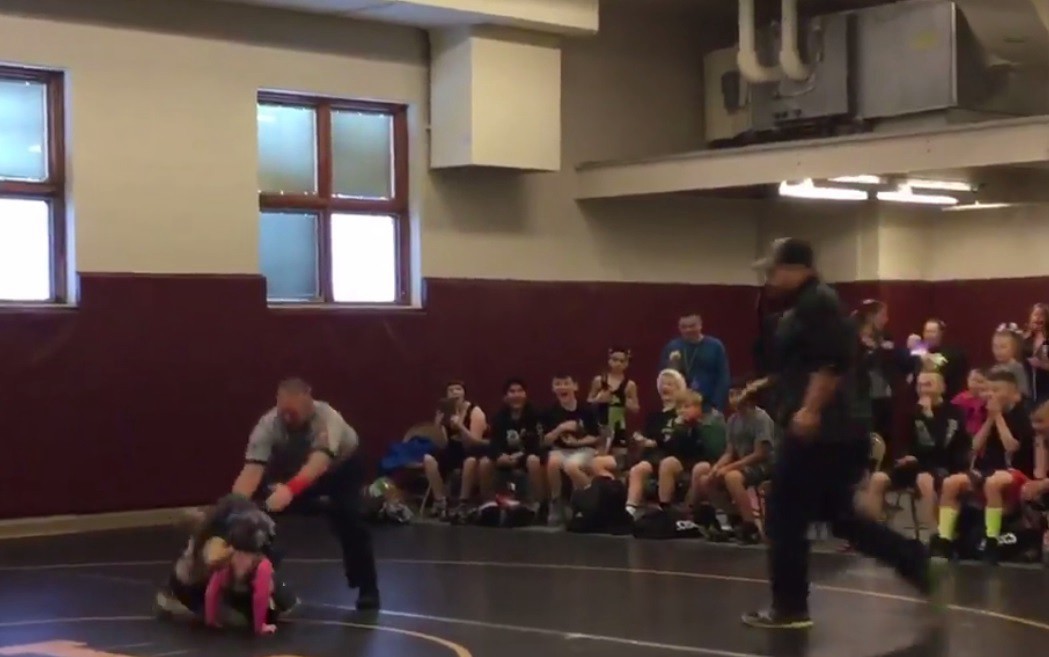 #EsViral El niño héroe que corrió a socorrer a su hermana en una lucha al creer que le estaban pegando | Redes