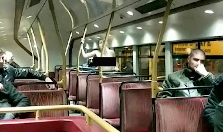 Sorprendieron a una pareja teniendo sexo en un colectivo | Redes