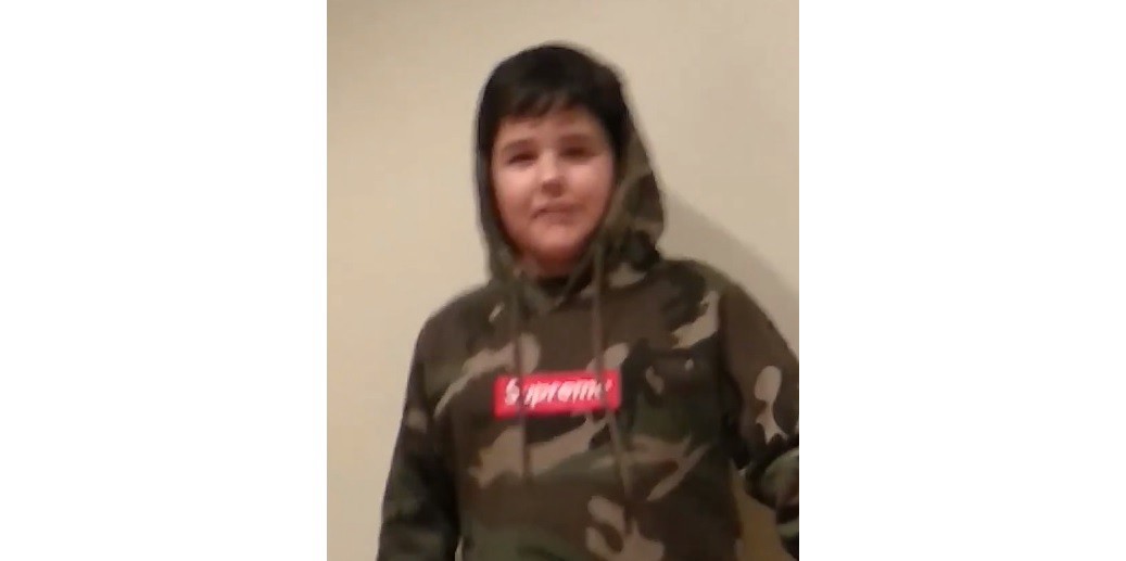 #EsViral El "backstage" de la foto a un hermano menor la rompe en Twitter | Redes