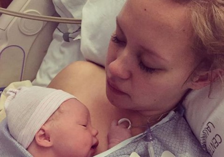 Video pura emoción: una madre le explica a su bebé por qué lo dio en adopción | Redes