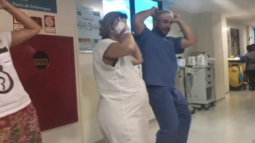 El doctor que baila "Despacito" con las embarazadas para ayudarlas en el parto | Redes