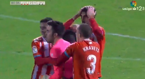 Impresionante: un arquero español metió un gol desde atrás de mitad de cancha | Redes