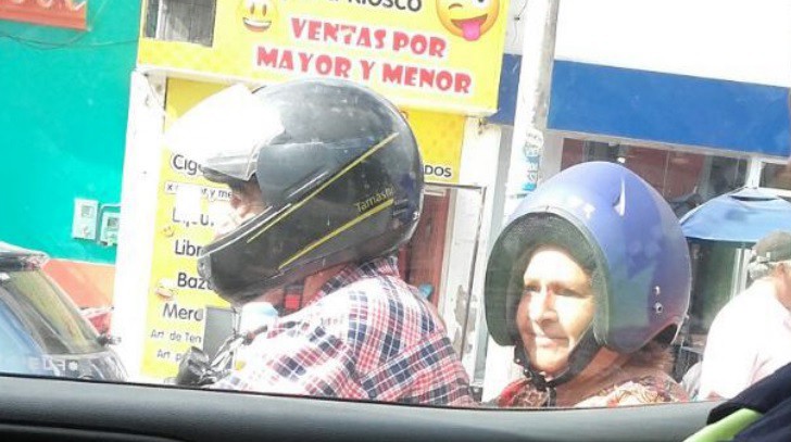 La mujer que se puso mal el casco y se convirtió en un fenómeno viral | Redes