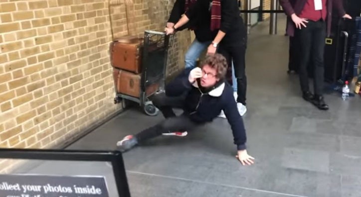 Un fanático de Harry Potter intentó atravesar una pared y se volvió viral en las redes | Redes