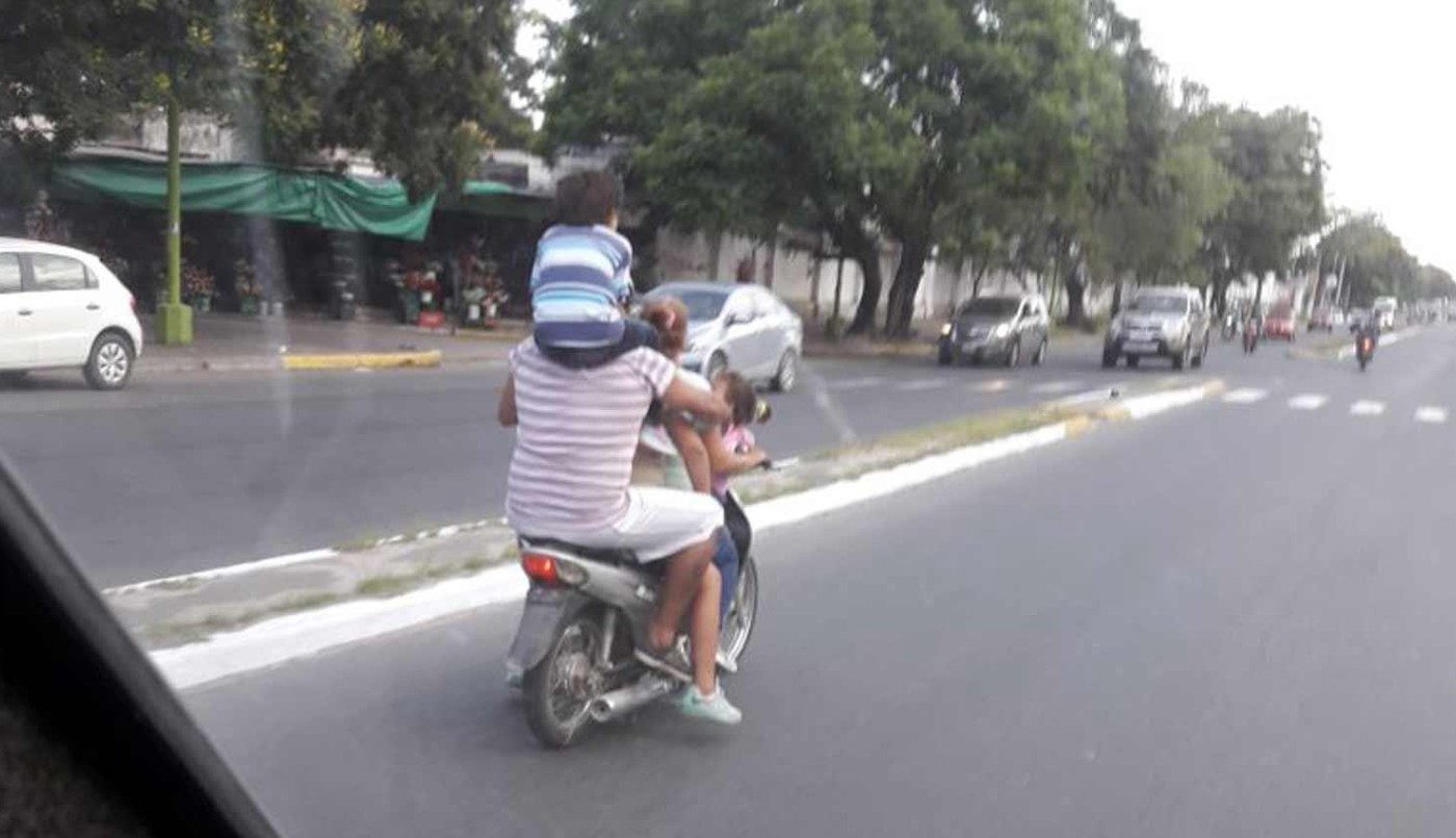 Indignación en las redes: un hombre iba en moto y llevaba a un nene sobre los hombros | Redes