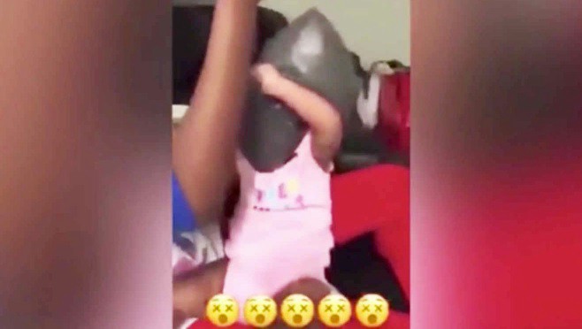 Le ponen una bolsa de plástico a su bebé en la cabeza para darle una lección | Redes