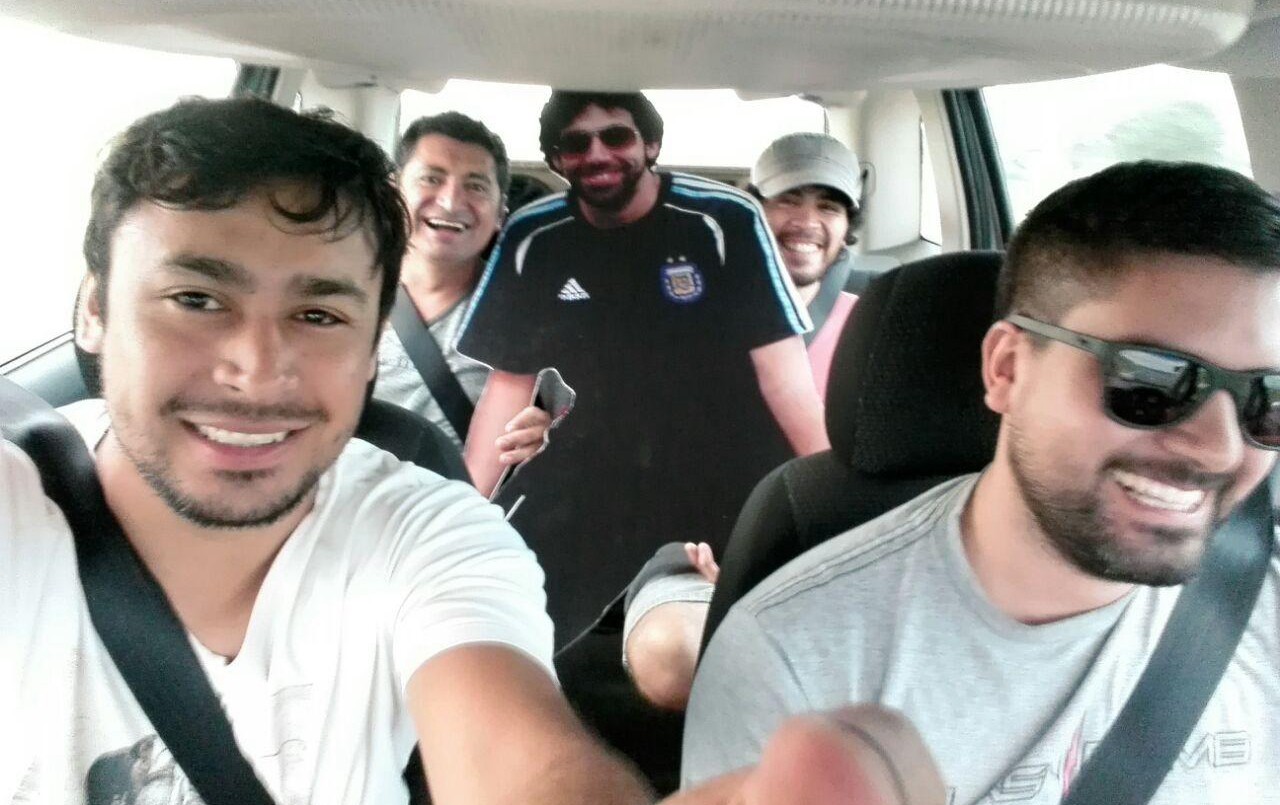 Carnaval si o si: No pudo viajar y sus amigos llevaron su gigantografía para que aparezca en las fotos | Redes