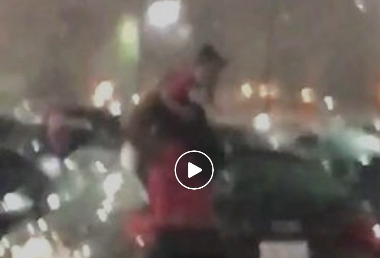 Bronca en las redes sociales por la mujer que usó a su hija como paraguas bajo una intensa tormenta | Redes