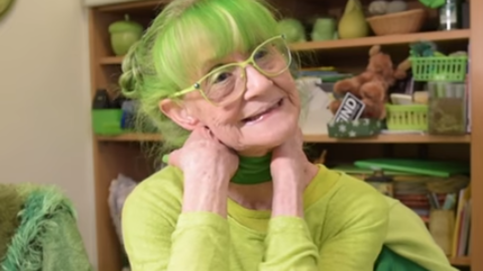 El extraño caso de la mujer que hace 20 años que sólo viste de color verde | Redes