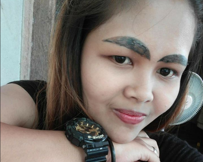 Quiso tatuarse unas cejas más gruesas y oscuras pero el resultado no fue el esperado | Redes