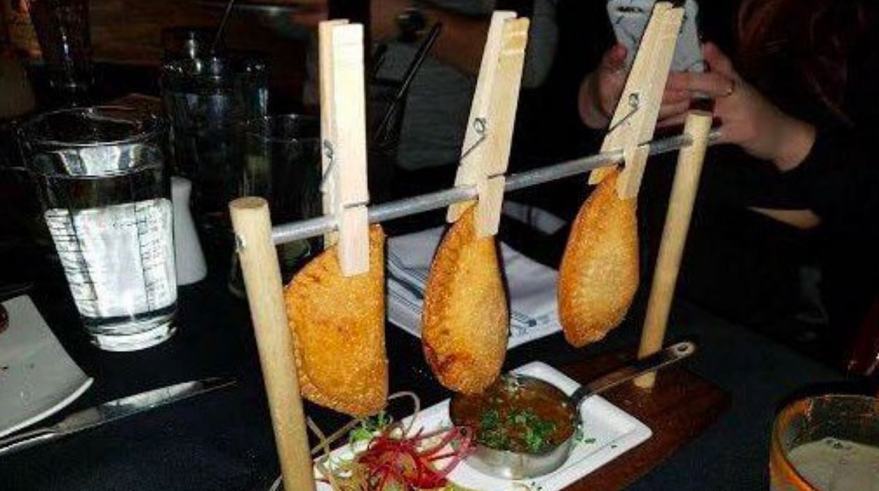 Lo que faltaba: venden empanadas colgadas en broches de madera | Redes