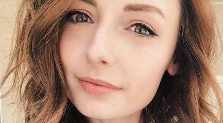 Sufrió un accidente de auto, pero estaba feliz porque no se le corrió el maquillaje de los ojos | Redes