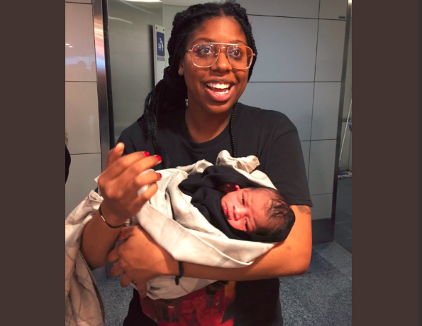 Increíble: una mujer dio a luz sola en un hotel guiándose con tutoriales de YouTube | Redes